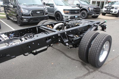 2027 Ford Chassis Cab F-550® Platinum