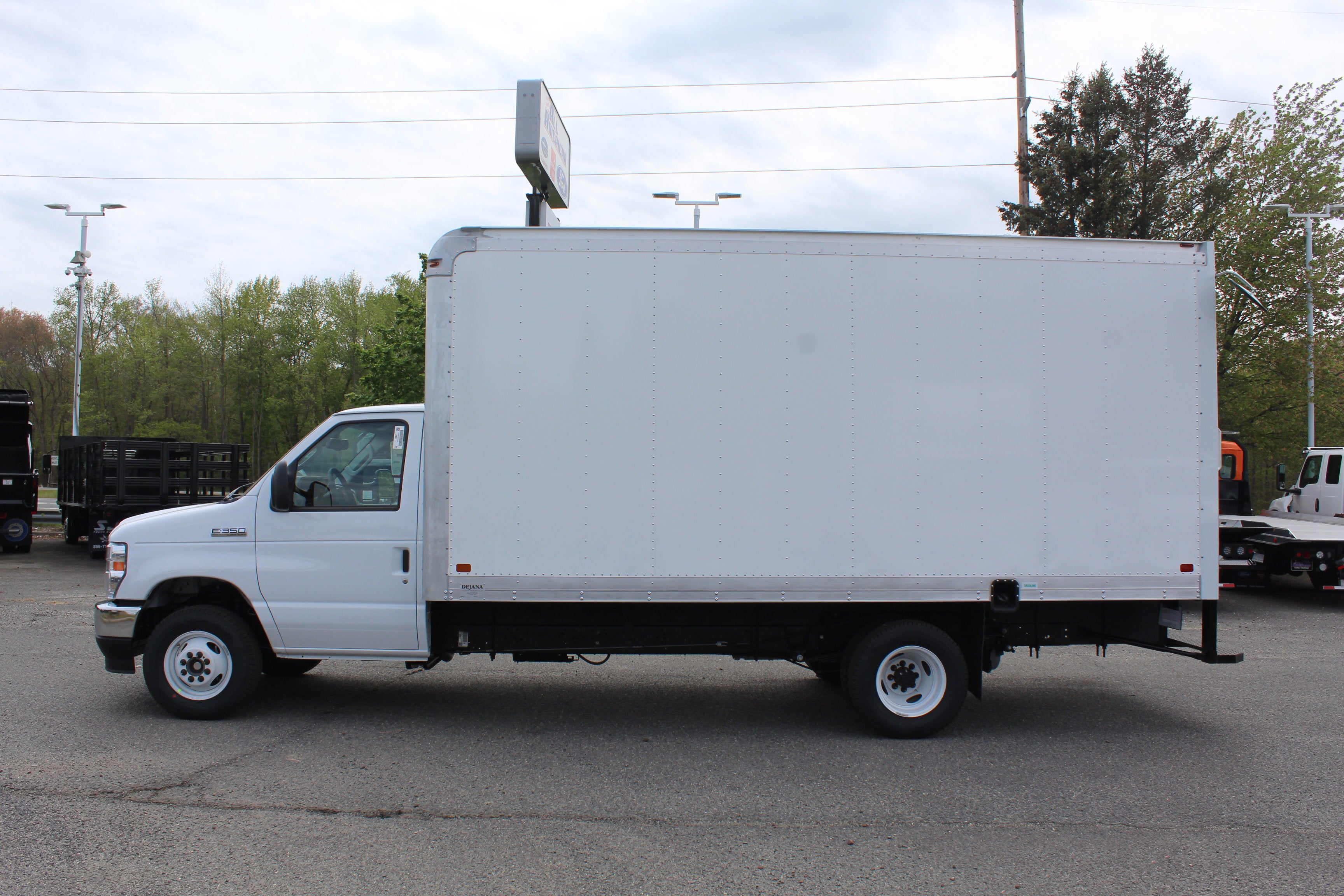 2027 Ford Econoline Cutaway E-350 SRW