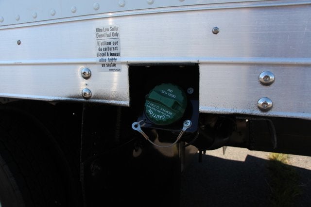 2024 Isuzu NRR 20 FT Box w/ Step Bumper